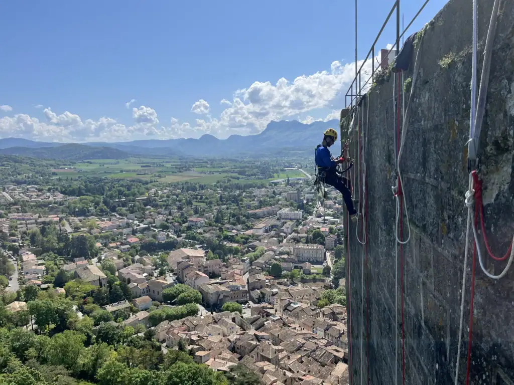 pour devenir cordiste (CQP) il faut valider la grande hauteur. Voici un stagiaire sur une tour de 50m